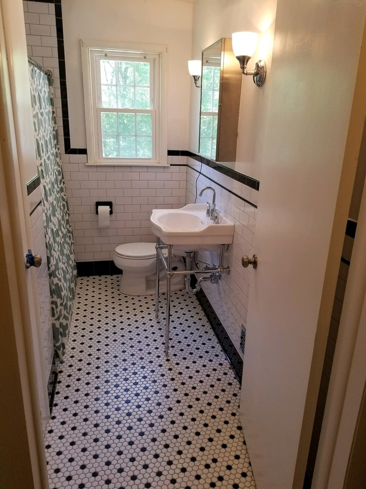 Modelo de cuarto de baño clásico pequeño con sanitario de dos piezas, baldosas y/o azulejos blancos, baldosas y/o azulejos de cerámica, suelo de baldosas de porcelana y lavabo tipo consola