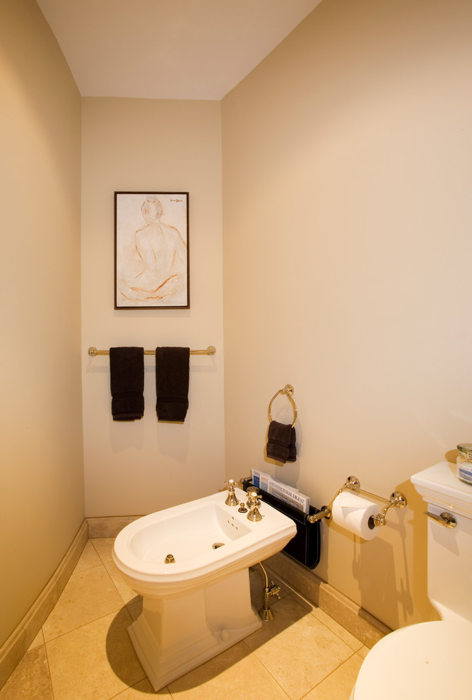 Идея дизайна: огромная главная ванная комната в классическом стиле с раздельным унитазом, врезной раковиной, фасадами цвета дерева среднего тона, мраморной столешницей, полновстраиваемой ванной, двойным душем, коричневой плиткой и серыми стенами