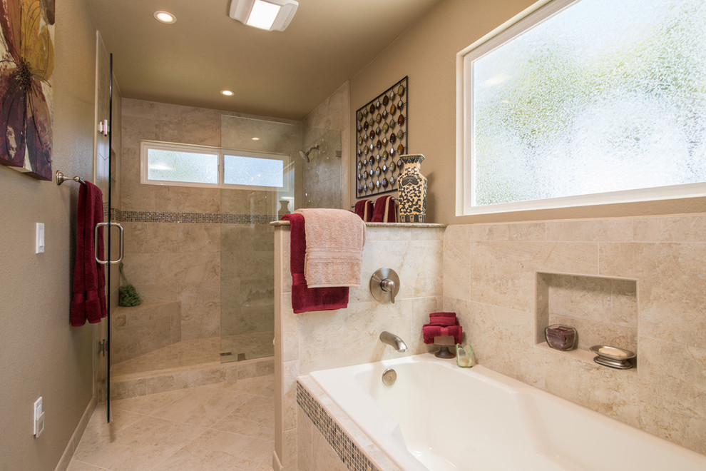 Mittelgroßes Klassisches Duschbad mit integriertem Waschbecken, verzierten Schränken, hellbraunen Holzschränken, Granit-Waschbecken/Waschtisch, Einbaubadewanne, offener Dusche, Toilette mit Aufsatzspülkasten, beigen Fliesen, Steinfliesen und beiger Wandfarbe in San Diego
