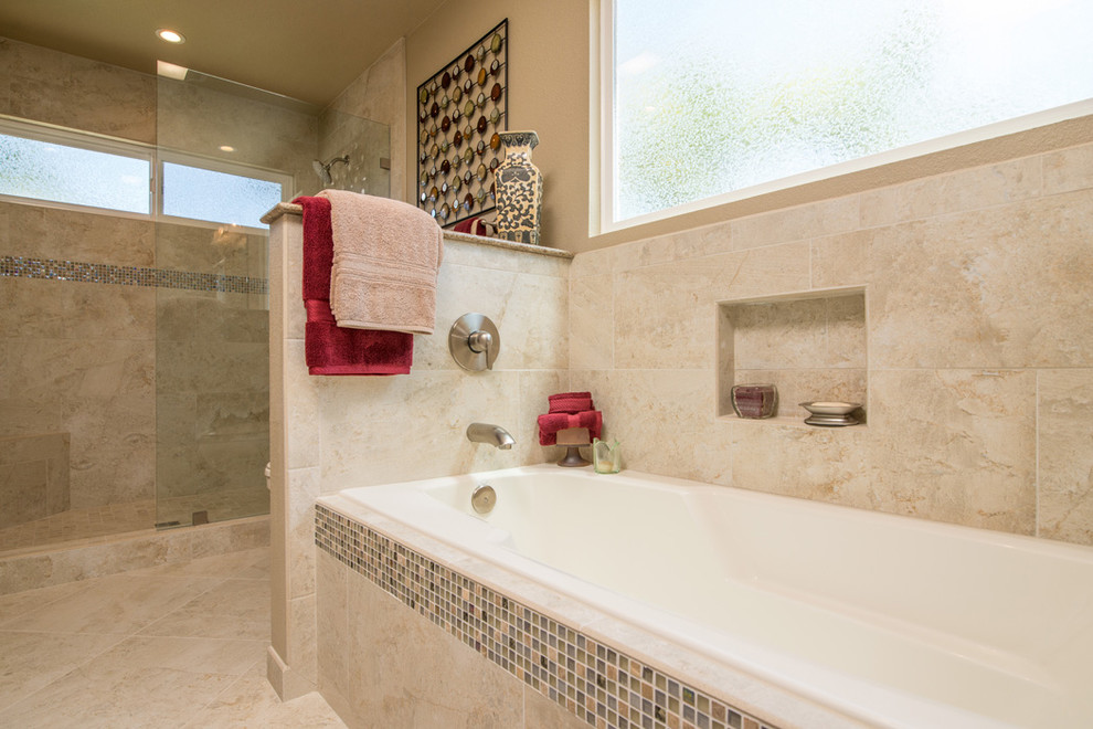 Inspiration för mellanstora klassiska badrum med dusch, med ett integrerad handfat, möbel-liknande, skåp i mellenmörkt trä, granitbänkskiva, ett platsbyggt badkar, en öppen dusch, en toalettstol med hel cisternkåpa, beige kakel, stenkakel och beige väggar