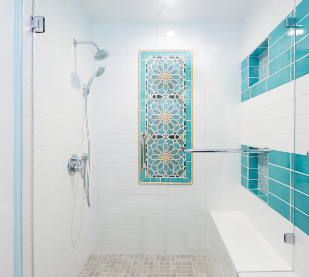 Идея дизайна: детская ванная комната среднего размера в стиле неоклассика (современная классика) с фасадами с утопленной филенкой, светлыми деревянными фасадами, душем в нише, белой плиткой, цементной плиткой, синими стенами, полом из керамогранита, врезной раковиной, столешницей из искусственного кварца, серым полом и душем с распашными дверями
