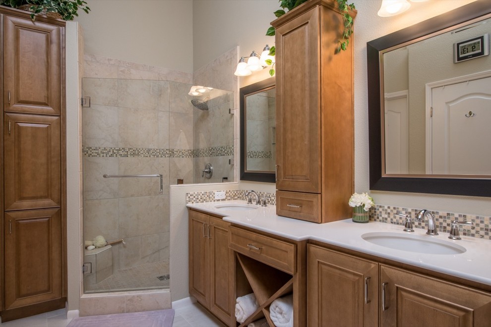 Foto de cuarto de baño tradicional con lavabo encastrado, ducha esquinera, puertas de armario marrones, encimera de granito, baldosas y/o azulejos blancos y baldosas y/o azulejos en mosaico