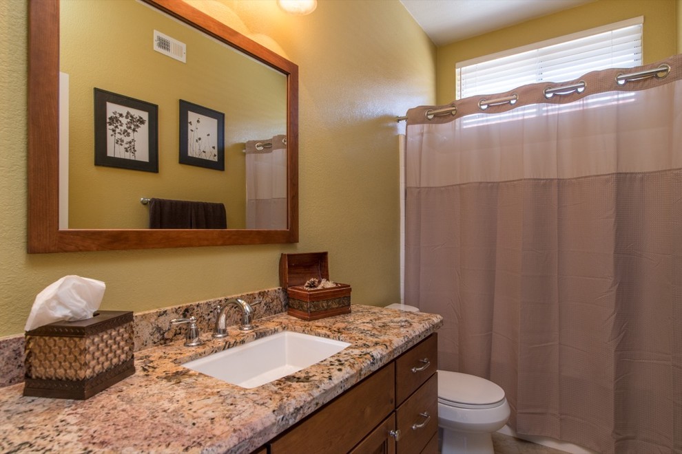 Foto de cuarto de baño contemporáneo con lavabo bajoencimera, encimera de granito y bañera encastrada