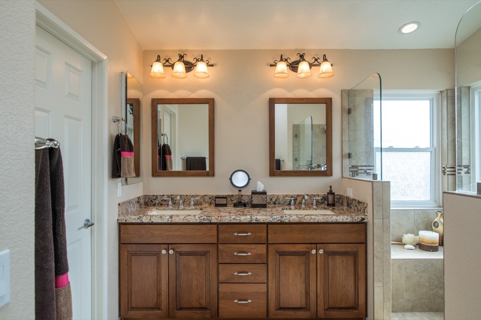 Modernes Badezimmer mit Unterbauwaschbecken, Granit-Waschbecken/Waschtisch, offener Dusche und beigen Fliesen in San Diego