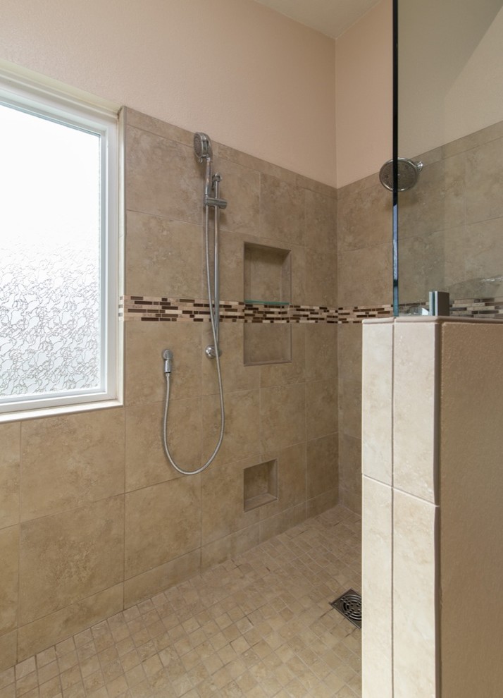 Exempel på ett modernt badrum, med ett nedsänkt handfat, granitbänkskiva, en öppen dusch och beige kakel