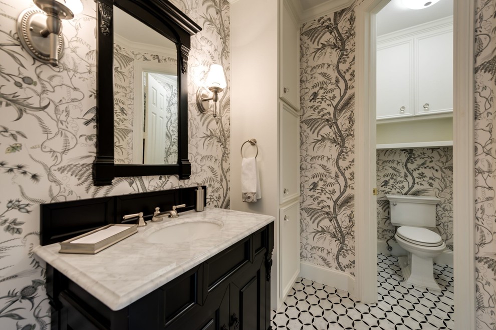 Пример оригинального дизайна: ванная комната среднего размера в классическом стиле с фасадами с выступающей филенкой, черными фасадами, полом из мозаичной плитки, душевой кабиной, врезной раковиной и мраморной столешницей