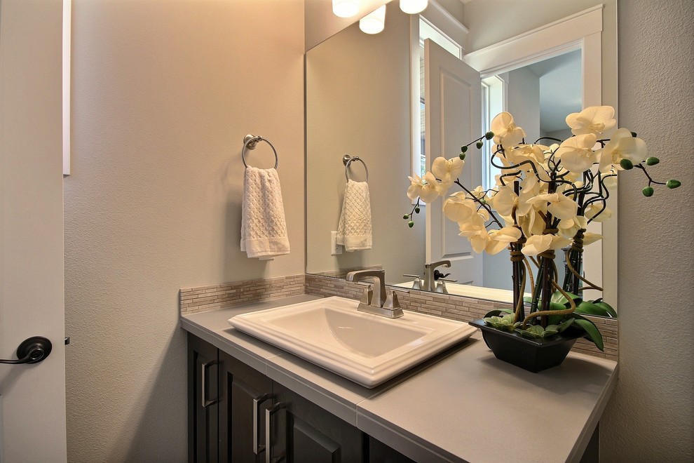 Mittelgroßes Modernes Duschbad mit profilierten Schrankfronten, dunklen Holzschränken, braunen Fliesen, Keramikfliesen und Quarzit-Waschtisch in Portland