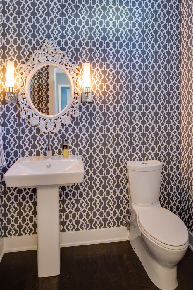Immagine di una piccola stanza da bagno con doccia classica con lavabo a colonna, WC monopezzo, pareti grigie e parquet scuro