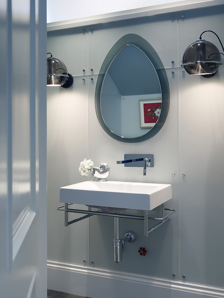 На фото: ванная комната: освещение в современном стиле с подвесной раковиной и плиткой из листового стекла