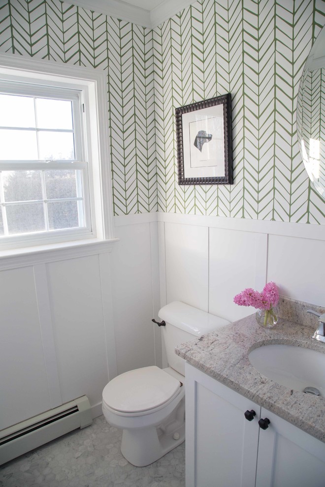 На фото: ванная комната в стиле неоклассика (современная классика) с фасадами в стиле шейкер, белыми фасадами, раздельным унитазом, мраморной плиткой, мраморным полом, врезной раковиной и столешницей из гранита с