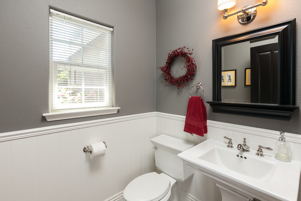 Esempio di una piccola stanza da bagno con doccia eclettica con ante nere, WC a due pezzi, pareti grigie, parquet scuro e lavabo a colonna