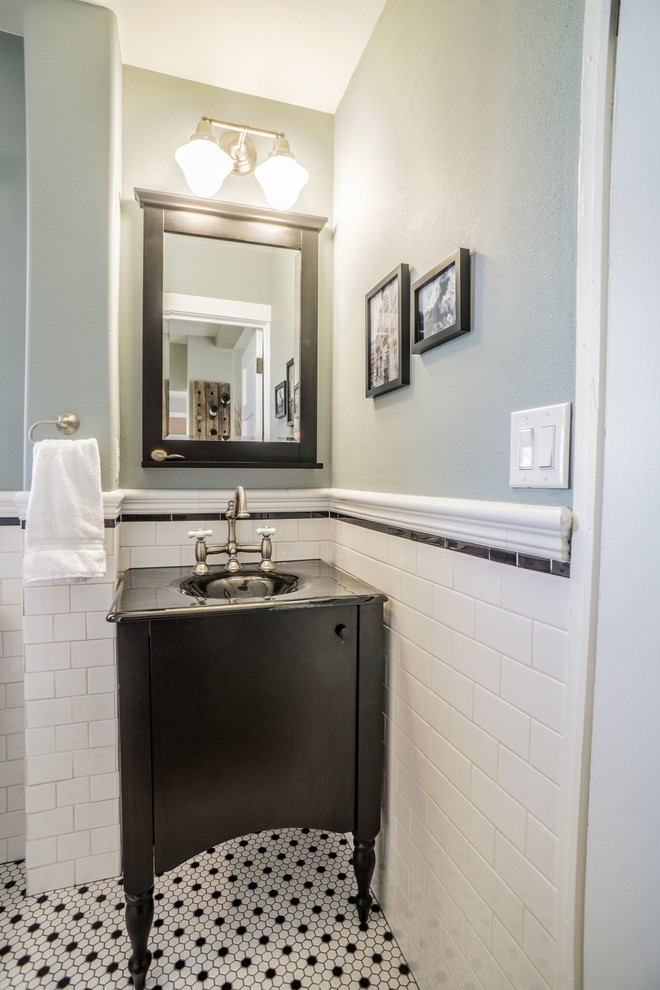 Стильный дизайн: маленькая ванная комната в стиле кантри с плоскими фасадами, черными фасадами, душем в нише, раздельным унитазом, белой плиткой, керамической плиткой, полом из керамической плитки, душевой кабиной, монолитной раковиной, столешницей из искусственного камня, душем с раздвижными дверями, черной столешницей, тумбой под одну раковину и напольной тумбой для на участке и в саду - последний тренд