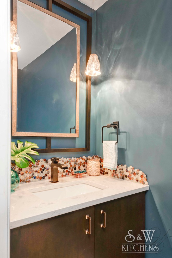 Foto di una piccola stanza da bagno con doccia design con ante lisce, ante in legno bruno, WC a due pezzi, piastrelle blu, piastrelle a mosaico, pareti blu, pavimento in gres porcellanato, lavabo sottopiano, top in quarzo composito, pavimento grigio e top bianco