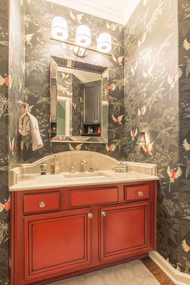 Foto de cuarto de baño de estilo zen pequeño con armarios con paneles empotrados, puertas de armario rojas, paredes multicolor, suelo de madera en tonos medios, aseo y ducha, lavabo bajoencimera y encimera de cuarcita