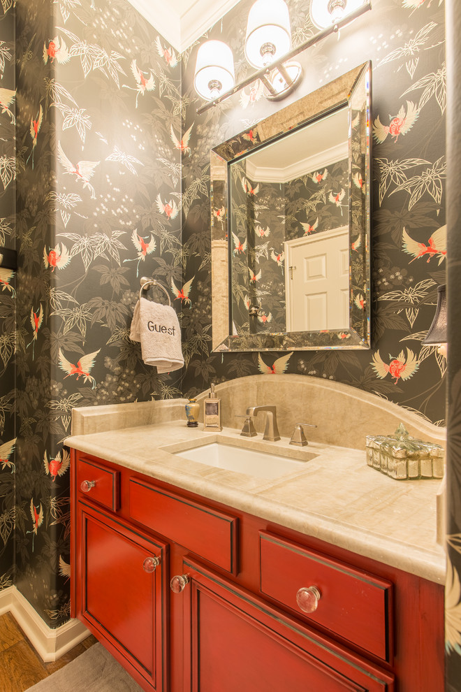 Foto på ett litet orientaliskt badrum med dusch, med luckor med infälld panel, röda skåp, flerfärgade väggar, mellanmörkt trägolv, ett undermonterad handfat och bänkskiva i kvartsit