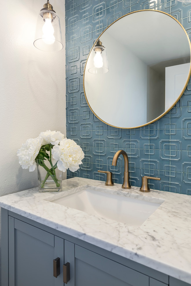 Esempio di una stanza da bagno con doccia contemporanea di medie dimensioni con ante in stile shaker, ante blu, piastrelle blu e piastrelle in ceramica