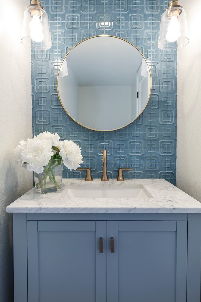 Inspiration för mellanstora moderna badrum med dusch, med skåp i shakerstil, blå skåp, blå kakel, keramikplattor, vita väggar och ett undermonterad handfat