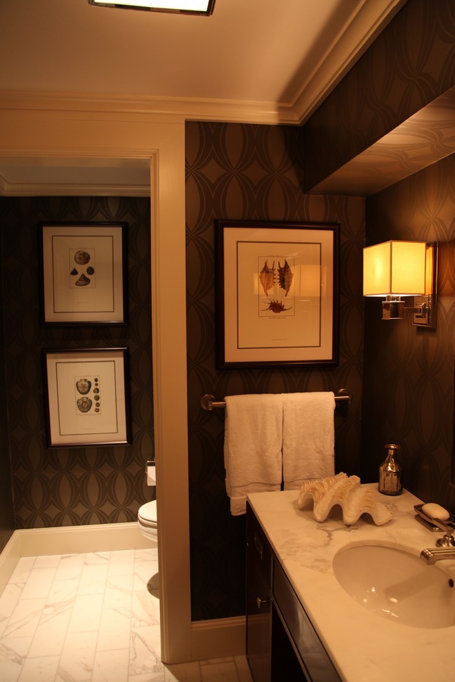 Свежая идея для дизайна: ванная комната: освещение в классическом стиле с врезной раковиной и темными деревянными фасадами - отличное фото интерьера