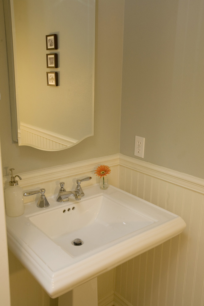 Идея дизайна: ванная комната в стиле неоклассика (современная классика) с раковиной с пьедесталом