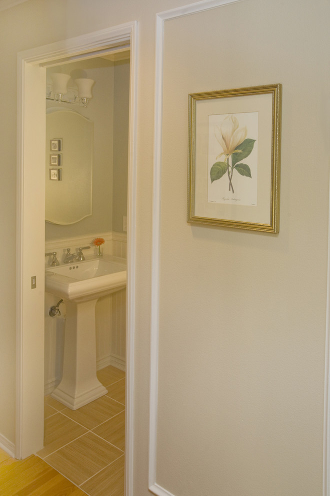Свежая идея для дизайна: ванная комната в стиле неоклассика (современная классика) с раковиной с пьедесталом - отличное фото интерьера