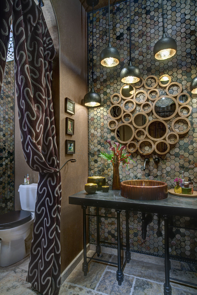 На фото: ванная комната среднего размера в средиземноморском стиле с настольной раковиной, разноцветной плиткой, плиткой мозаикой, разноцветными стенами, серой столешницей, раздельным унитазом и столешницей из талькохлорита с