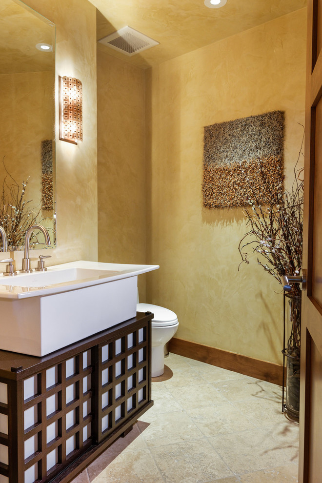 Foto de cuarto de baño minimalista pequeño con puertas de armario de madera en tonos medios, suelo de piedra caliza y armarios tipo mueble