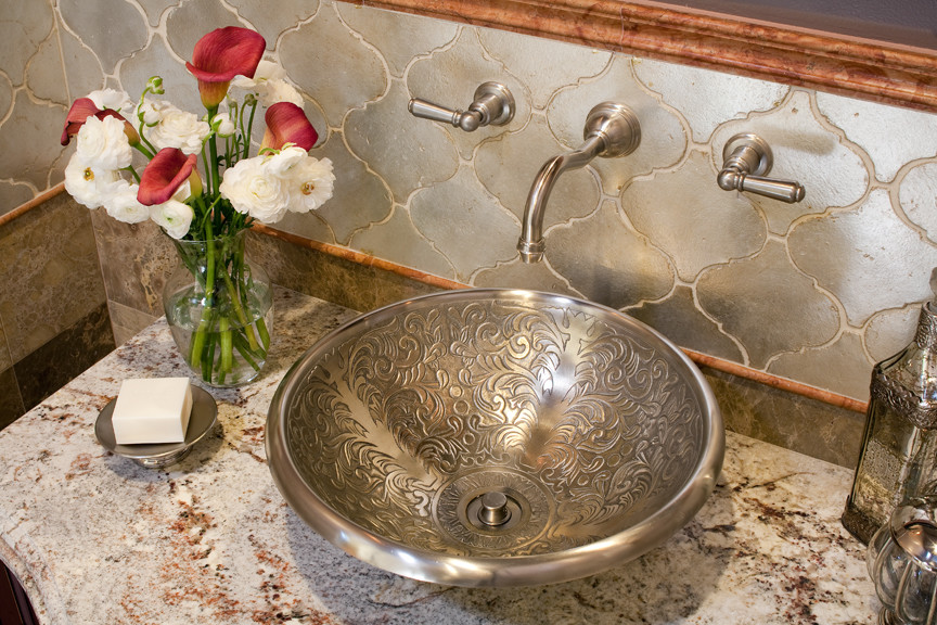 Klassisches Badezimmer mit Aufsatzwaschbecken, Granit-Waschbecken/Waschtisch, beigen Fliesen und Steinfliesen in San Diego