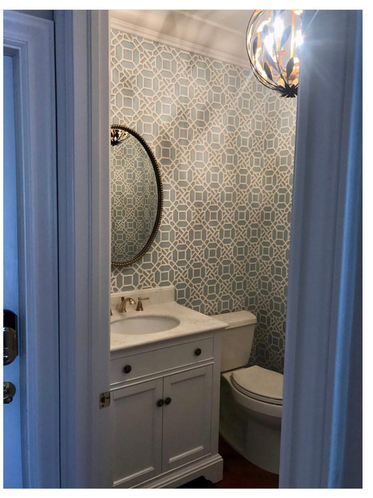 На фото: маленькая ванная комната в стиле шебби-шик с синими стенами для на участке и в саду с