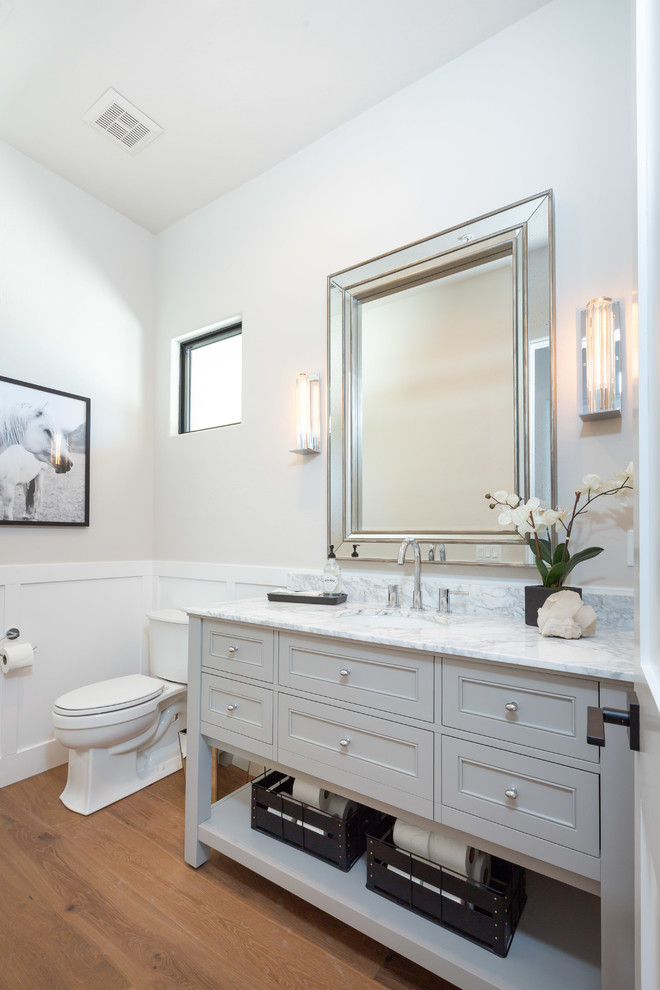 На фото: ванная комната в стиле неоклассика (современная классика) с серыми фасадами, серыми стенами, паркетным полом среднего тона, врезной раковиной, коричневым полом, белой столешницей и фасадами с утопленной филенкой