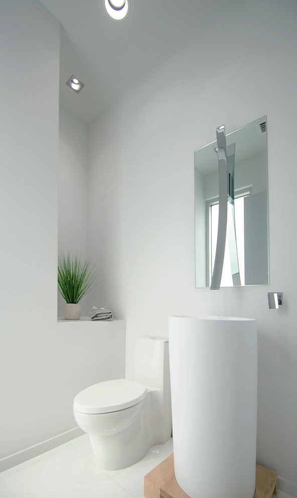 Свежая идея для дизайна: маленькая ванная комната в стиле модернизм с унитазом-моноблоком, белыми стенами, полом из керамогранита, душевой кабиной и раковиной с пьедесталом для на участке и в саду - отличное фото интерьера