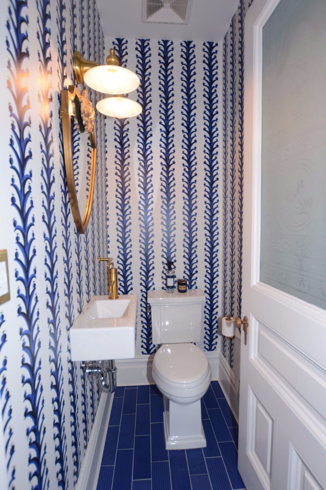 Kleine Klassische Gästetoilette mit Wandtoilette mit Spülkasten, weißer Wandfarbe, Porzellan-Bodenfliesen, Wandwaschbecken und blauem Boden in New York