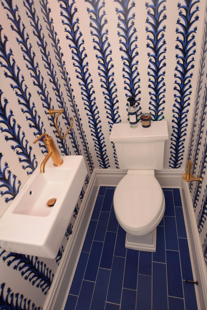 ニューヨークにある小さなトランジショナルスタイルのおしゃれなバスルーム (浴槽なし) (分離型トイレ、白い壁、磁器タイルの床、壁付け型シンク、青い床) の写真