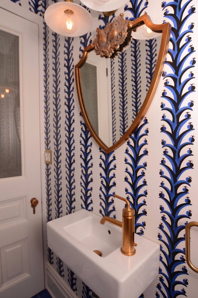 Esempio di una piccola stanza da bagno con doccia classica con WC a due pezzi, pareti bianche, lavabo sospeso, pavimento in gres porcellanato e pavimento blu