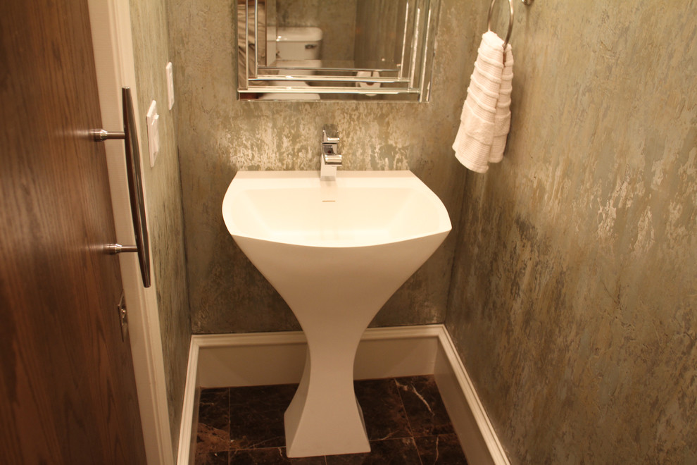 На фото: ванная комната среднего размера в стиле фьюжн с керамогранитной плиткой, разноцветными стенами и полом из керамогранита с