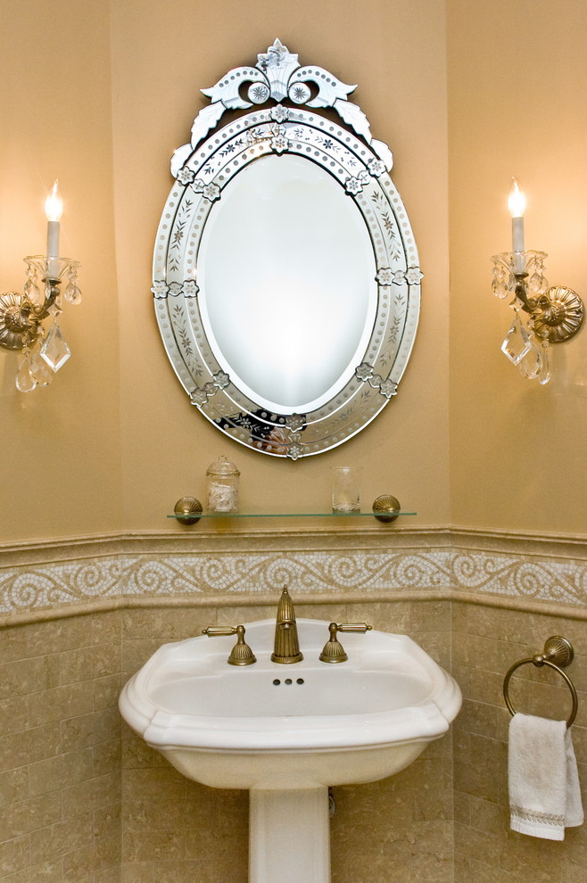На фото: ванная комната среднего размера в классическом стиле с раковиной с пьедесталом, раздельным унитазом, бежевой плиткой, плиткой мозаикой, бежевыми стенами, мраморным полом и душевой кабиной