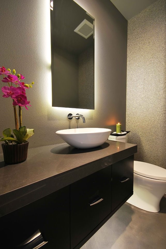 Kleines Modernes Badezimmer mit Aufsatzwaschbecken, flächenbündigen Schrankfronten, dunklen Holzschränken, Quarzwerkstein-Waschtisch, Toilette mit Aufsatzspülkasten, beiger Wandfarbe und Betonboden in Seattle