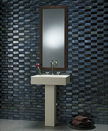 Esempio di una stanza da bagno con doccia moderna con lavabo a colonna, piastrelle blu, piastrelle di vetro, pareti blu e pavimento in pietra calcarea