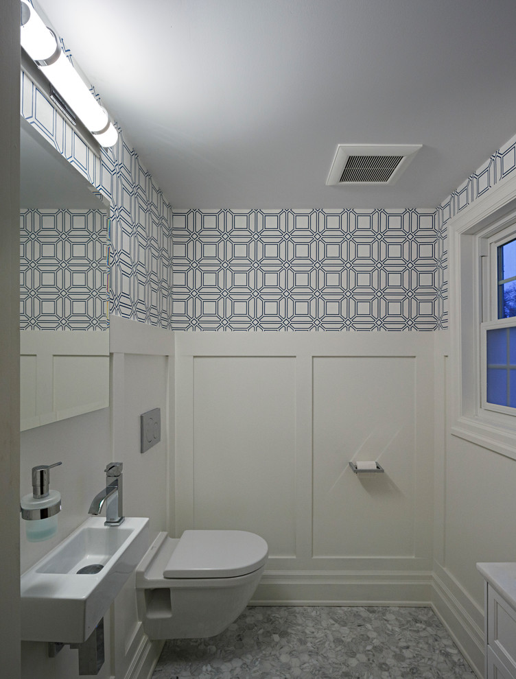 Стильный дизайн: маленькая ванная комната в стиле модернизм с инсталляцией, серой плиткой, плиткой мозаикой, белыми стенами, полом из керамической плитки, подвесной раковиной, фасадами с утопленной филенкой, белыми фасадами, душевой кабиной и серым полом для на участке и в саду - последний тренд