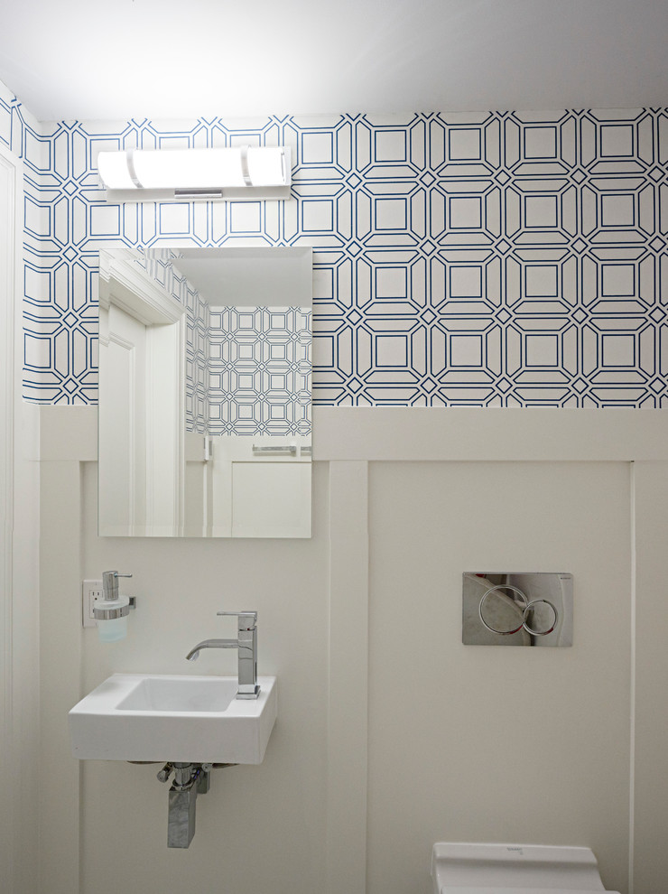 Modelo de cuarto de baño minimalista pequeño con sanitario de pared, baldosas y/o azulejos grises, paredes blancas, suelo de baldosas de cerámica, lavabo suspendido y aseo y ducha