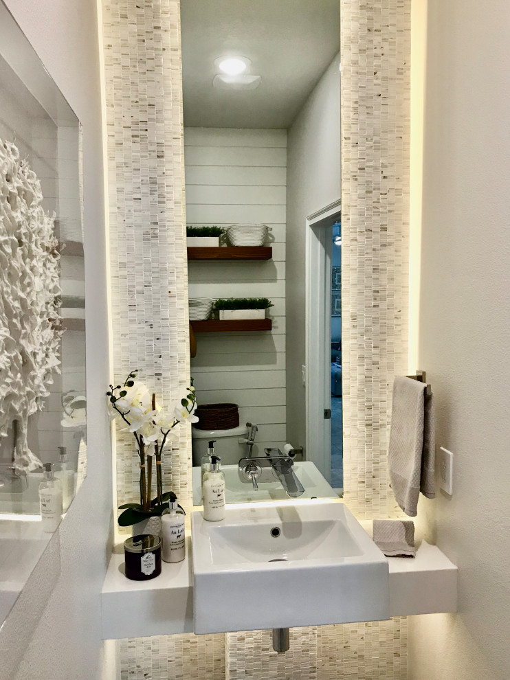 Inredning av ett modernt litet vit vitt badrum med dusch, med en toalettstol med hel cisternkåpa, vit kakel, mosaik, ett integrerad handfat och bänkskiva i kvarts