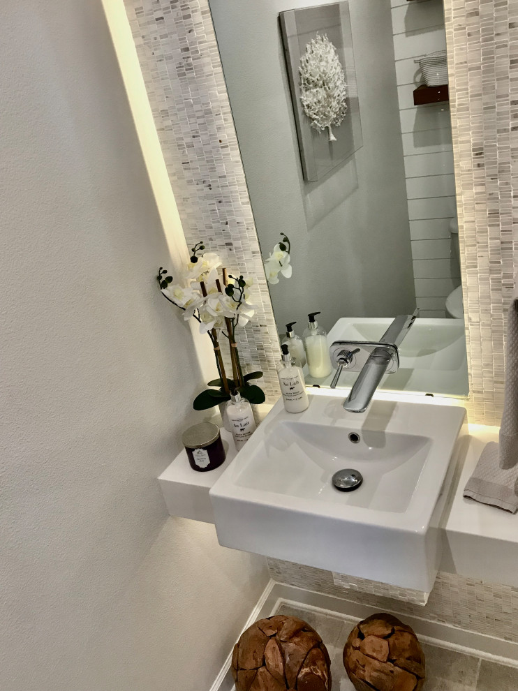 Foto de cuarto de baño único y flotante contemporáneo pequeño con sanitario de una pieza, baldosas y/o azulejos blancos, baldosas y/o azulejos en mosaico, paredes grises, aseo y ducha, lavabo integrado, encimera de cuarzo compacto, encimeras blancas y machihembrado