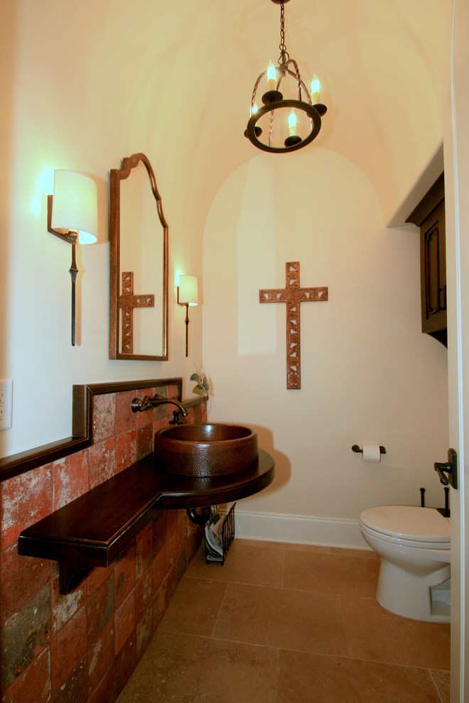 Exempel på ett litet medelhavsstil badrum med dusch, med ett fristående handfat, träbänkskiva, en toalettstol med separat cisternkåpa, stenkakel, vita väggar, travertin golv, brun kakel och brunt golv