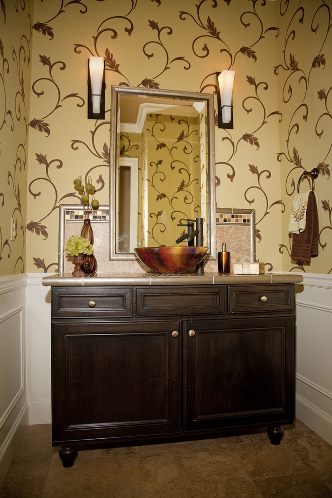 フェニックスにあるコンテンポラリースタイルのおしゃれな浴室 (ベッセル式洗面器、マルチカラーの壁) の写真