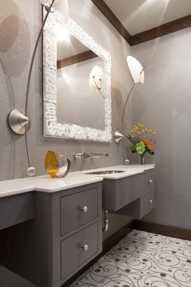 Diseño de cuarto de baño actual con lavabo bajoencimera, armarios con paneles lisos y puertas de armario grises