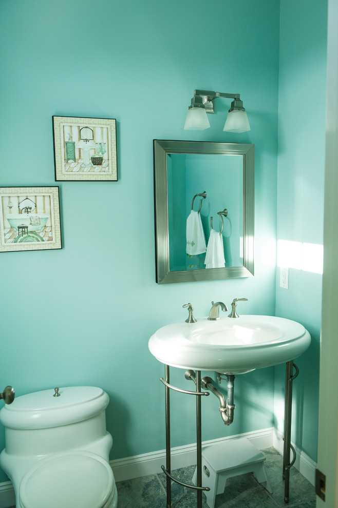 フィラデルフィアにある小さなコンテンポラリースタイルのおしゃれなバスルーム (浴槽なし) (ペデスタルシンク、一体型トイレ	、青い壁、グレーの床) の写真