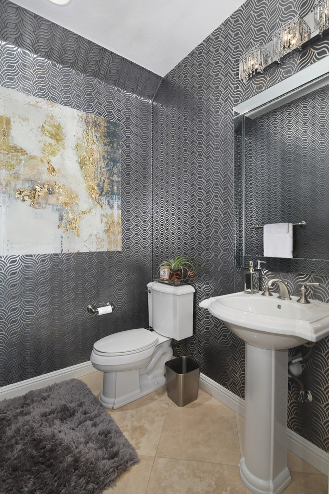 Foto de cuarto de baño tradicional renovado de tamaño medio con sanitario de dos piezas, paredes grises, suelo de baldosas de cerámica, aseo y ducha, lavabo con pedestal y suelo beige