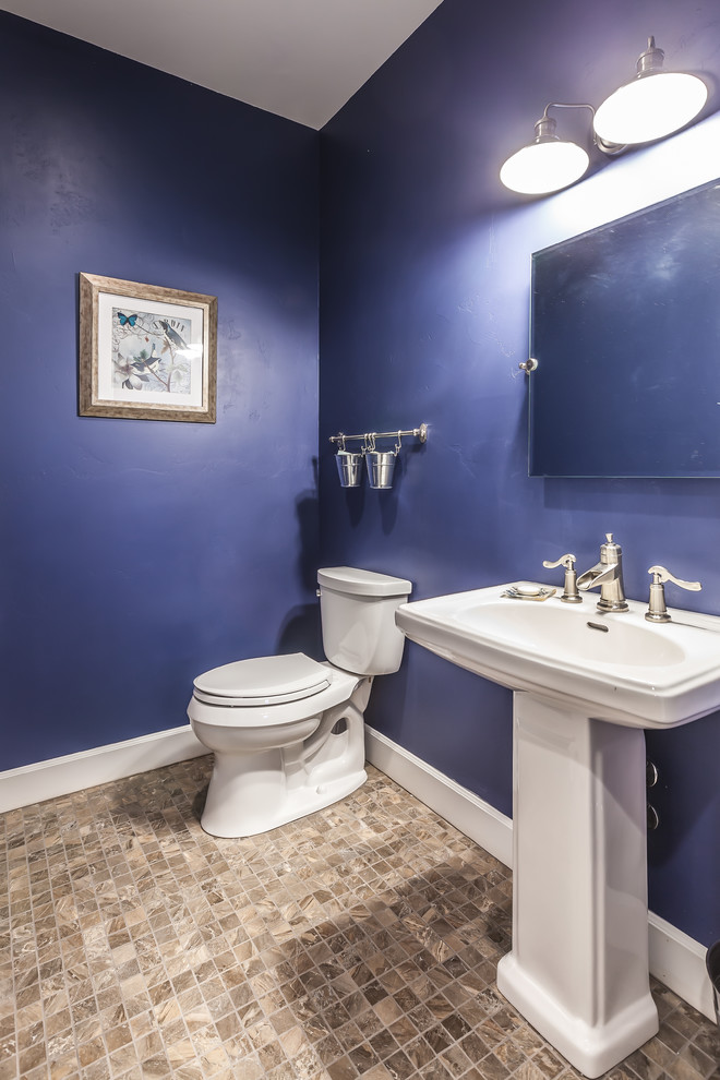Inspiration för ett mellanstort amerikanskt vit vitt badrum med dusch, med en toalettstol med separat cisternkåpa, blå kakel, blå väggar, klinkergolv i porslin, ett piedestal handfat och brunt golv