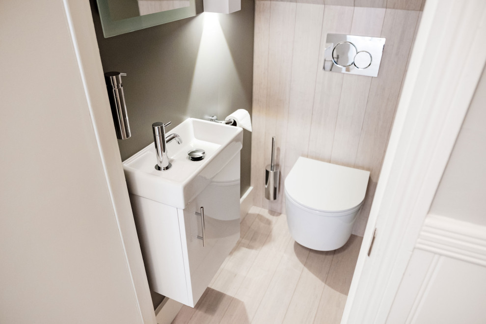 ロンドンにある低価格の小さなモダンスタイルのおしゃれな浴室 (フラットパネル扉のキャビネット、白いキャビネット、壁掛け式トイレ、グレーの壁、竹フローリング、白い床、フローティング洗面台) の写真