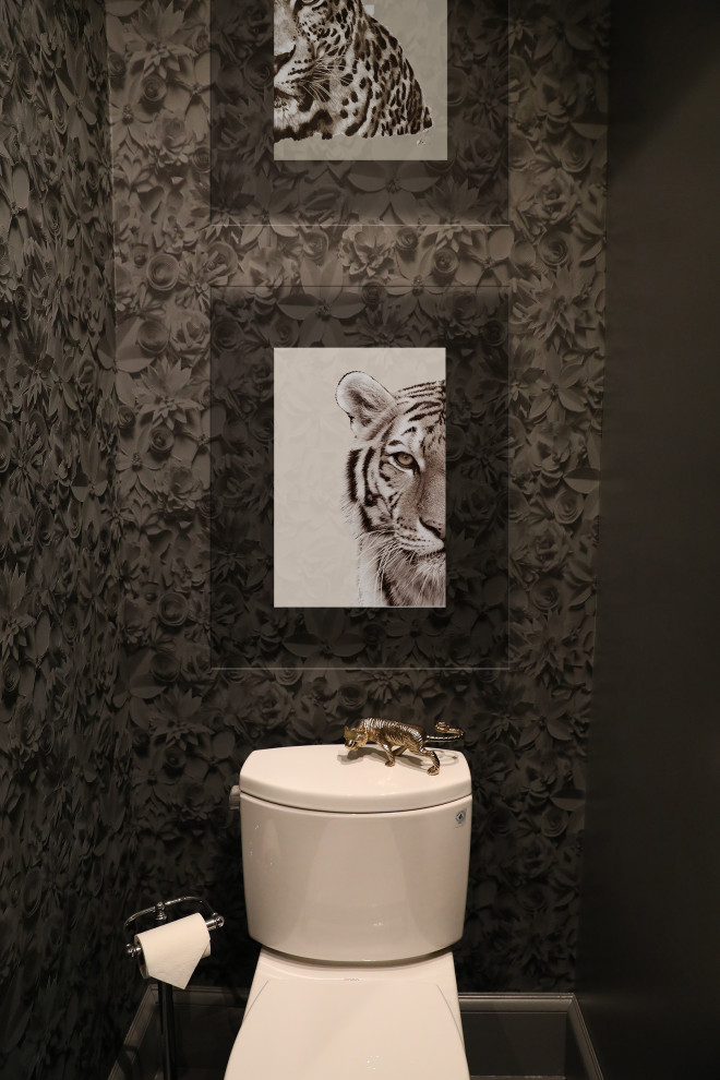 Cette image montre un petit WC et toilettes minimaliste avec WC séparés, un mur gris, sol en béton ciré, un lavabo suspendu, un sol gris, meuble-lavabo suspendu et du papier peint.
