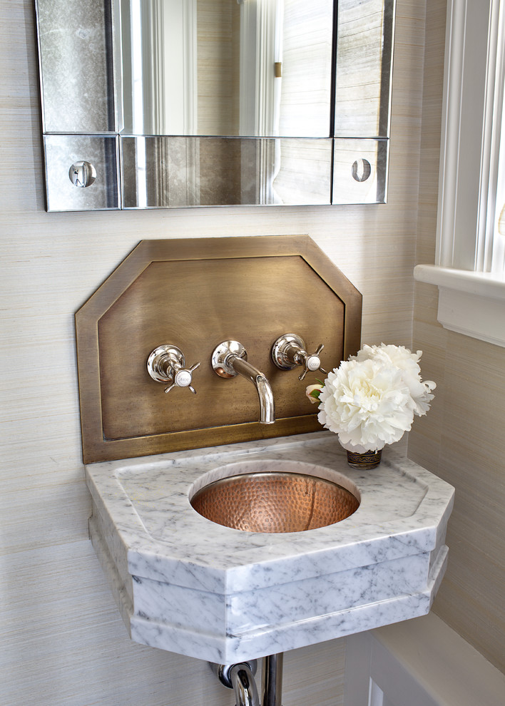 Idées déco pour une petite salle d'eau classique avec un plan de toilette en marbre et un mur beige.